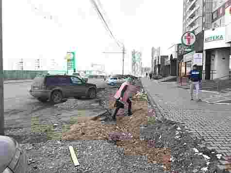 Отремонтированные меньше года назад дороги развалились на глазах у мэрии. Фото: Сергей Лопатин