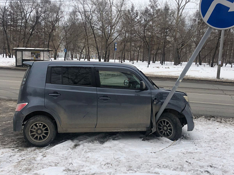На ул. Тельмана в Красноярске четвертый день подряд не убирают легковушку, которая врезалась в дорожный знак 					     title=