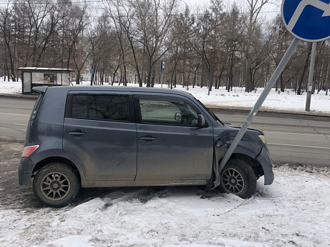 На ул. Тельмана в Красноярске четвертый день подряд не убирают легковушку, которая врезалась в дорожный знак 					     title=