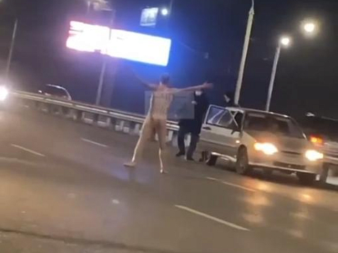 В Красноярске обнажённый мужчина разгуливал посреди Октябрьского моста. фото, видео - «Криминальный Красноярск» - vk.com/crime_krsk