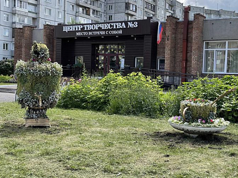 Цветочные самовар и чайную пару установили в Кировском районе Красноярска. Фото: admkrsk.ru
