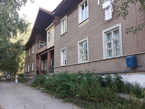 В Дивногорске двое мужчин получили серьезные травмы после падения с балкона аварийного дома. Фото/видео: 2ГИС, Прокуратура края