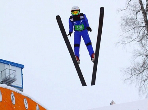 Красноярская спортсменка поставила рекорд после прыжка на лыжах с трамплина на 20,5 метров. Фото: администрация Красноярска