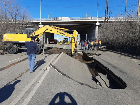 «Сегодня дома побуду»: провал дороги на Семафорной поверг утренний Красноярск в пробку. Фото: КрасКом, 2GIS