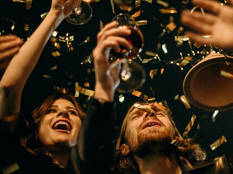 Салюты, алкоголь и траты - что больше всего раздражает красноярцев в Новый год. Фото: pexels.com