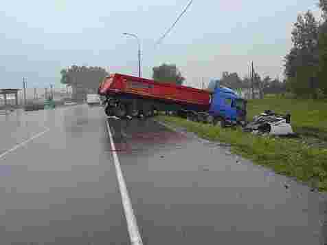 Семья с тремя детьми в дождь разбилась о грузовик на выезде с озёр. Фото: 24.мвд.рф