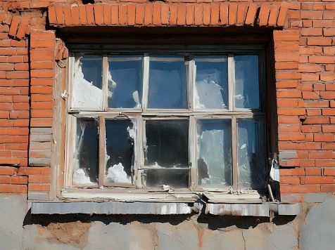 Пьяный красноярец разбил окна в доме матери за просьбу найти работу. Фото: Шедеврум