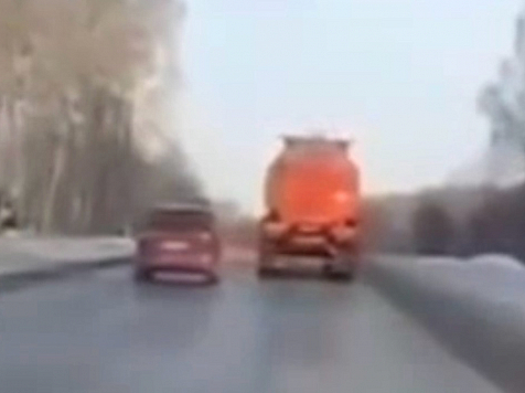 На трассе в Красноярском крае водитель выехал на встречку и чудом не стал виновником смертельной аварии. Видео: Госавтоинспекция