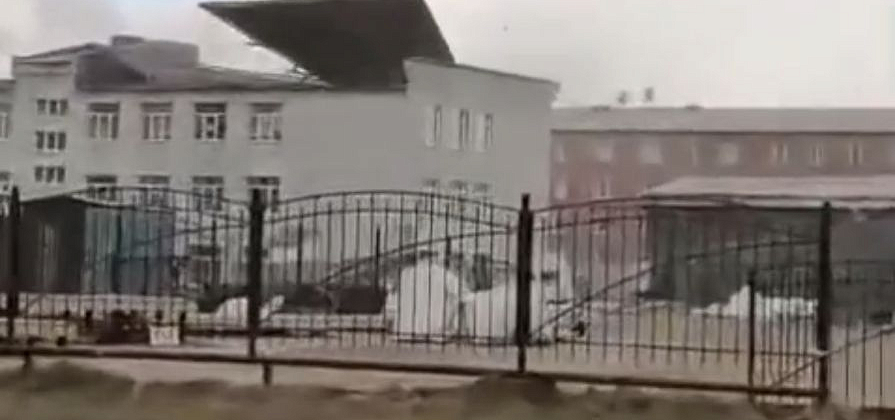 В селе Красноярского края ураганным ветром сорвало крышу с местной школы