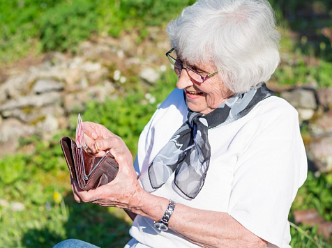 Красноярский банк помешал пенсионерке перевести 300 тысяч мошенникам. Фото: boryanam / Freepik