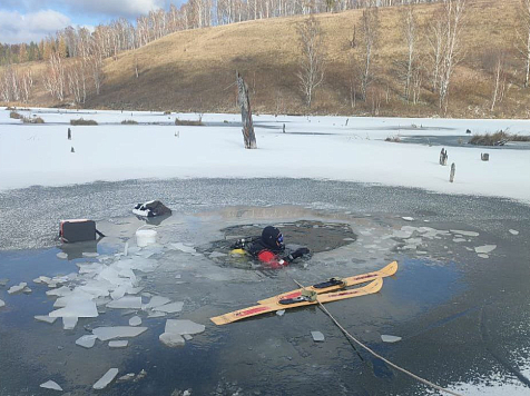 В Красноярском крае из озера вытащили тело провалившегося под лед 31-летнего рыбака. Фото: КГКУ «Спасатель»