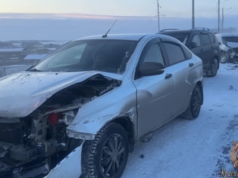 Авария с участием 12 машин произошла на трассе под Красноярском. Фото: Госавтоинспекция