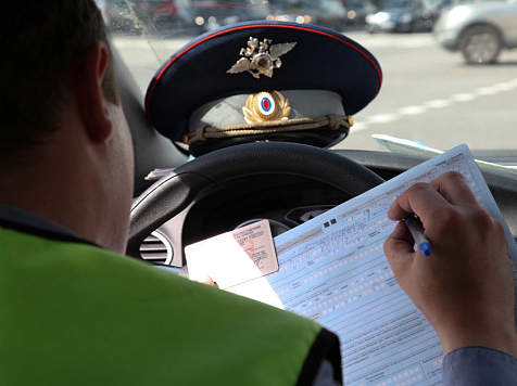 В Красноярском крае водитель пытался откупиться за выезд на встречку. Фото: rg.ru, видео: 24.мвд.рф