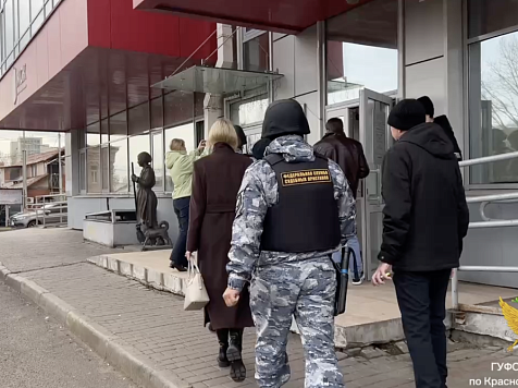 10 уголовных дел: в крупнейшей красноярской УК прошли обыски. Видео: ГУФССП по Красноярскому краю