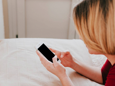 Её волосы уже никогда не восстановятся: жительница Красноярска облысела из-за заряжавшегося под подушкой телефона. Фото: freepik