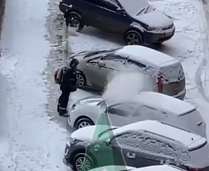 Красноярский дворник бесплатно чистит машины от снега