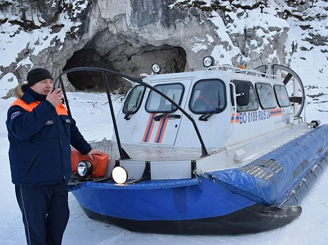Трех рыбаков эвакуировали со сломанной аэролодки на Красноярском море. Фото: КГКУ «Спасатель»