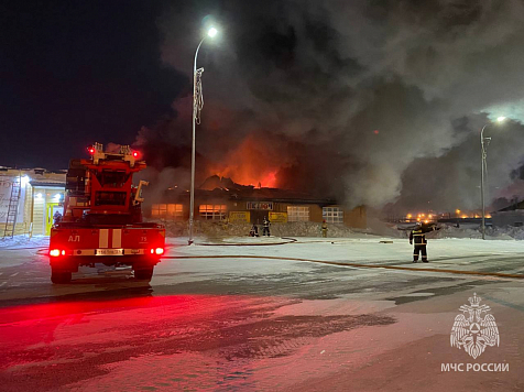 На севере Красноярского края ночью 26 января загорелся магазин . Фото: ГУ МЧС по Красноярскому краю 