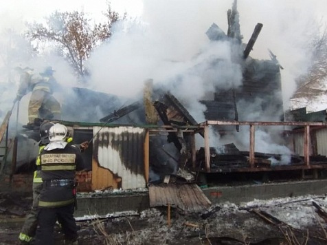 В Емельяновском района огонь в горящем доме угрожал соседним строениям. Фото, видео: МЧС по краю 