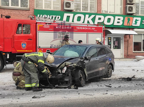 В Красноярске из-за лобового столкновения на Семафорной пострадали два человека. Фото: «ЧП Красноярск»