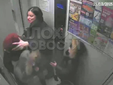 В Красноярске родители устроили драку в лифте на глазах у детей. Фото/видео: «ЧП 124»