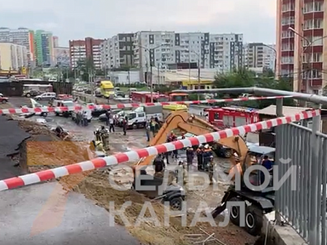 В Красноярске владельцы пострадавших от рухнувшей стены машин намерены судиться. Видео. Фото, видео: «7 канал Красноярск»