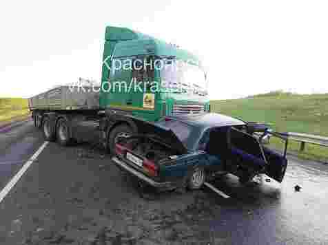 Водитель без прав расплющил «Ладу» о МАЗ и погубил пассажира (фото). Фото: «ЧП Красноярск» / vk.com