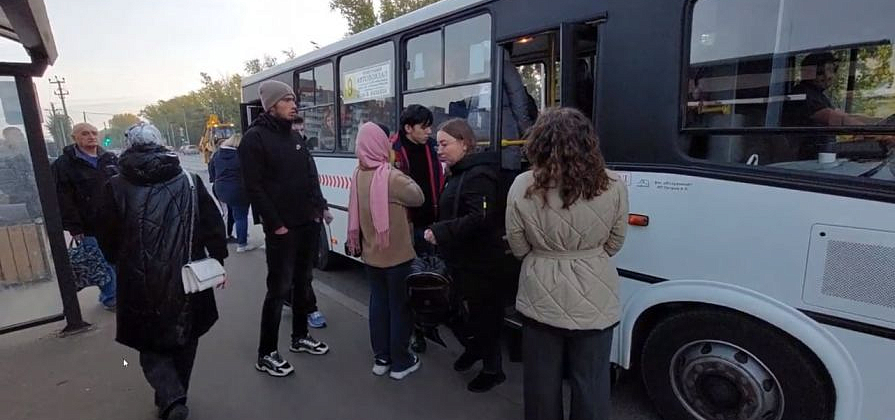 «Общественный транспорт работает даже в Крыму»: ситуация с топливом ударила по красноярским автобусникам, но повышать цены на проезд они не собираются