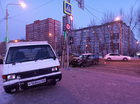 В ДТП с грузовиком на Взлетке пострадали три пешехода. Фото: МВД по Красноярскому краю