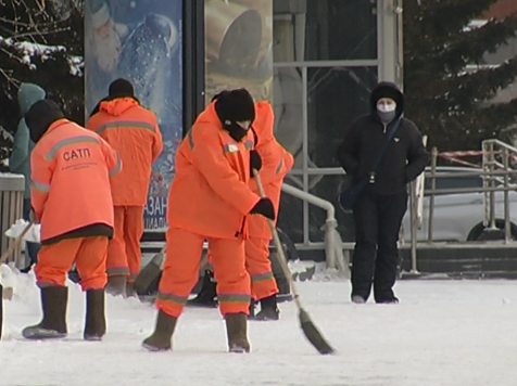 За каникулы с красноярских дорог вывезли  4,5 тысячи КамАЗов снега. Фото: «7 канал Красноярск»