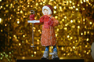 Лучшей новогодней игрушкой в Красноярске стала фигурка девочки на лыжах