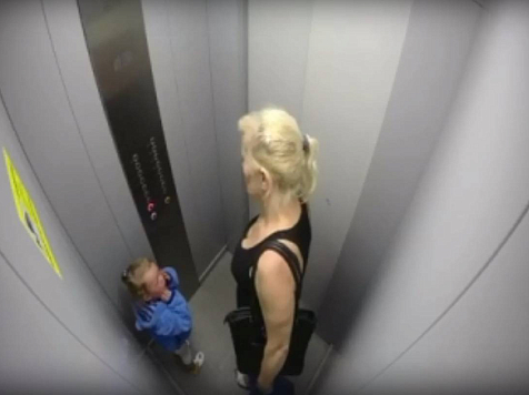 С избившей внучку женщиной беседовали в полиции