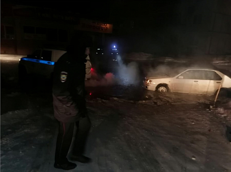 В Красноярском Зеленогорске полицейские помогли извлечь машину изо льда. Фото: Полиция Зеленогорска