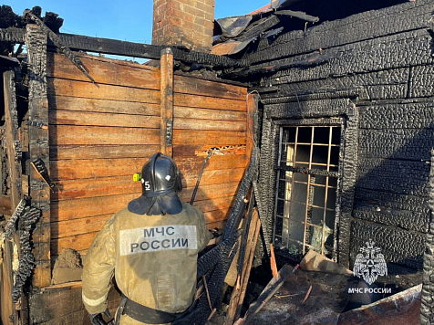 В Красноярске утренний пожар в Николаевке произошел из-за ветхой проводки. Фото: МЧС Красноярского края, видео: ЧП Красноярск/ tg.me