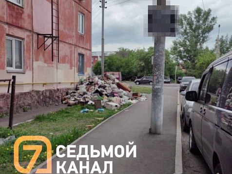 Зловонный мусор из квартиры с разлагающимся телом до сих пор лежит в Тихом переулке