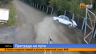 В Кодинске пьяный водитель «Жигулей» пытался уйти от погони и насквозь протаранил забор