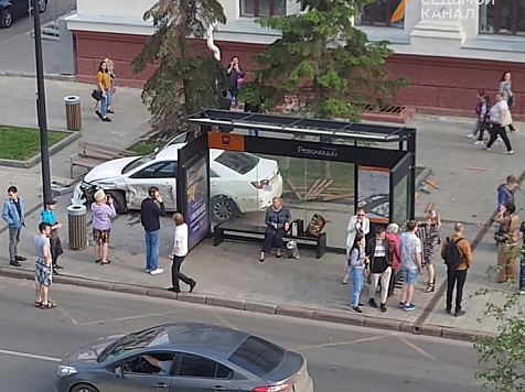 Иномарку вынесло на тротуар у автобусной остановки в центре Красноярска - двое пешеходов пострадали. Фото и видео: "7 канал Красноярск"