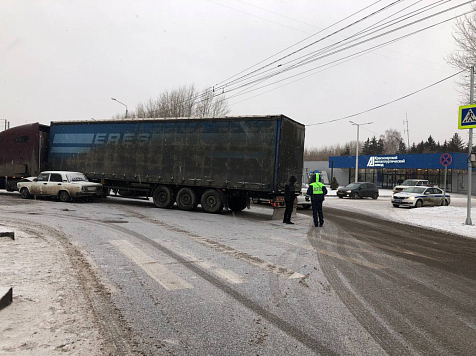 В Красноярске подросток на «Жигулях» врезался в фуру на повороте и получил травмы. Фото: ГАИ по Красноярску, видео: ЧП Красноярск/ tg.me