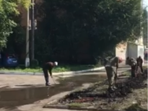 В центре Красноярска рабочий боролся с огромной лужей лопатой (видео). Видео: Илья Зайцев / facebook.com