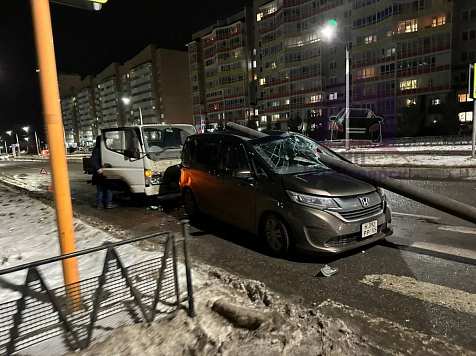 В Красноярском крае металлическая труба пробила лобовое стекло легковушки. Фото: ЧП Красноярск