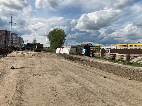 В Красноярске строят дорогу возле новой школы на Бугаче . Фото: мэрия