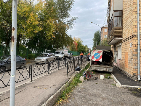 На улице Толстого в Красноярске установили двойной забор для безопасности детей. Фото: krasnoyarskrf