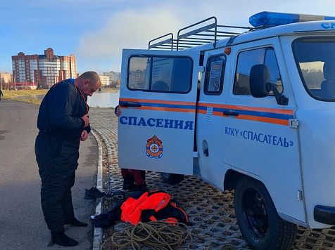 В Зеленогорске двое рыбаков вышли на лед озера и провалились в воду. Фото: КГКУ «Спасатель»