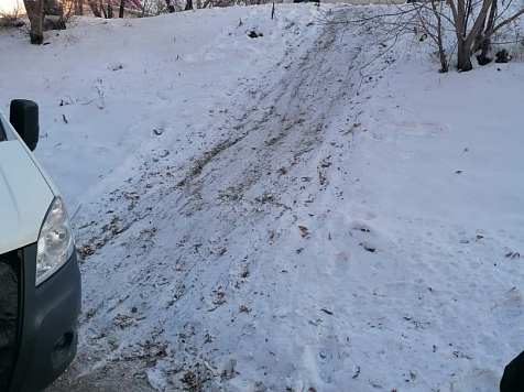 В Красноярске девочка съехала с горки прямо под колеса автомобиля. Фото: gibdd24