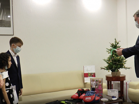 Председатель Заксобрания Красноярского края исполнил новогодние желания детей. Фото: ЗС Красноярского края