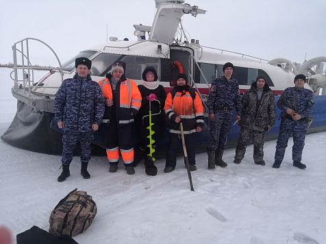 Пятерых рыбаков спасли с оторвавшейся от берега льдины в Дудинке. Фото: rosguard.gov.ru