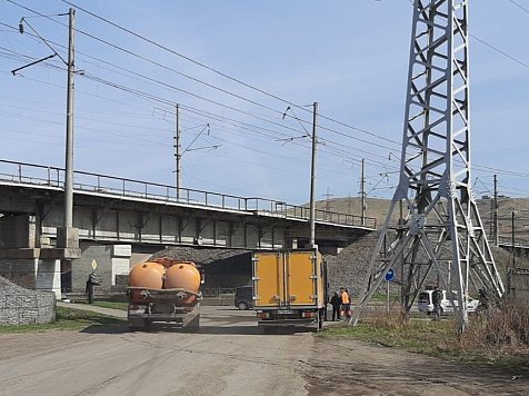 В Красноярске на Калинина перекрыли одну полосу движения из-за течи холодной воды. Фото: КрасКом, 2ГИС