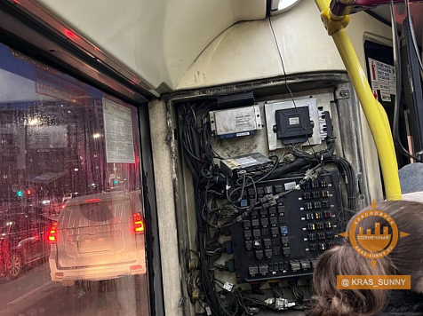 В Красноярске автобус с оголенными проводами возмутил пассажиров. Фото: Telegram-канал «Красноярск Солнечный»