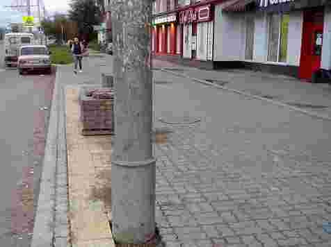Столб перегородил тактильную плитку: второй скандал за сутки (фото). Фото: Наталья Кобец / facebook.com