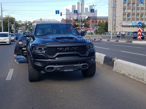 В Красноярске водитель Ford без ОСАГО въехал в Dodge стоимостью 15 миллионов рублей. Фото, видео: ЧП Красноярск
